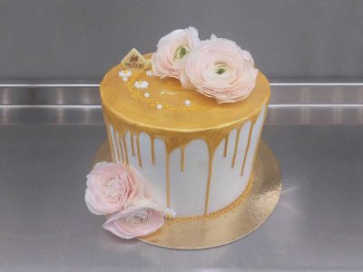 Una torta in pasta di zucchero con le rose