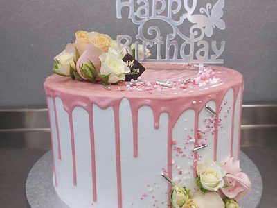 Una torta in pasta di zucchero per un compleanno con rose