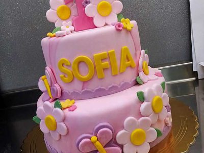Una torta in pasta di zucchero con fiori