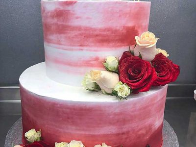 Una torta in pasta di zucchero con fiori e rose